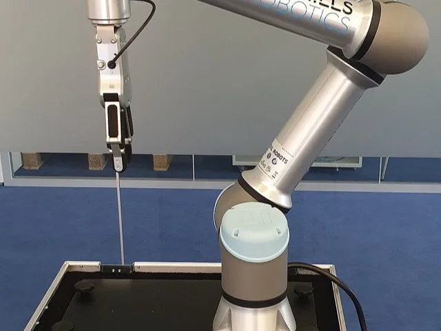Kollaboratív robotkar közelről, ipari gyártócellában