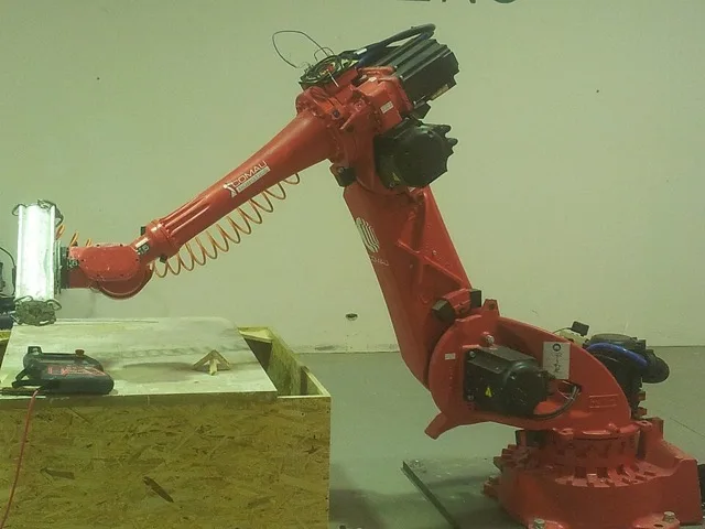 Kollaboratív robotok alapszintű kezelője és programozója a HMI-panelen programoz