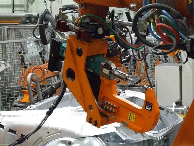 Robot megfogó (gripper) beállítása közelről, gyártási környezetben