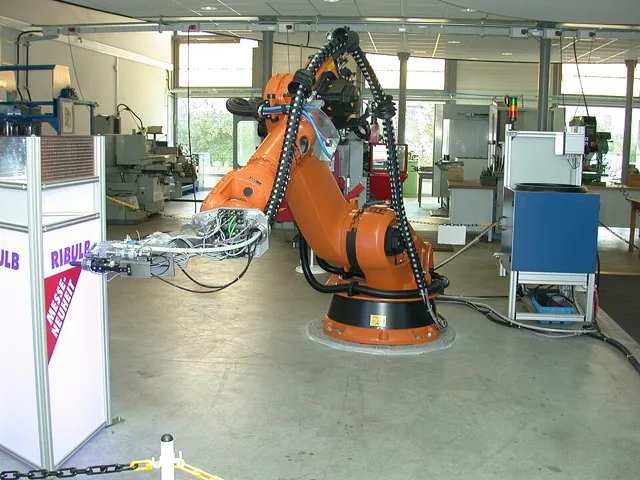 Gyártósori robotcella áttekintő képe, ipari üzemben
