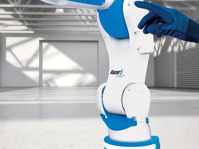 Mérnök kalibrálja a robotkart a gyártócellában